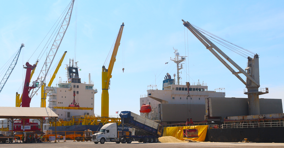 Continuan las operaciones de exportación de azúcar y banano a Estados Unidos a través de Puerto Chiapas