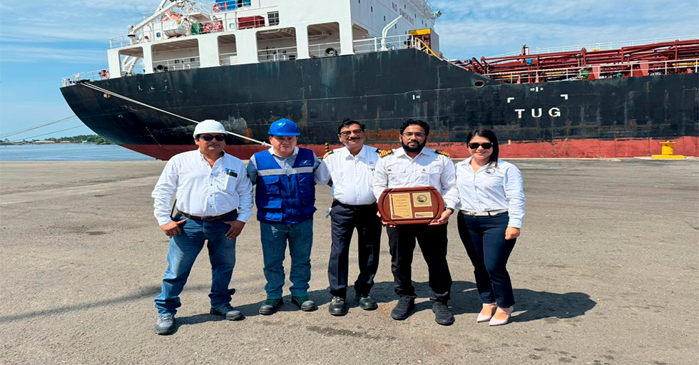 Arribo del buque tipo quimiquero “MV BOCHEM LONDON” y protocolo de inicio de operación de nueva línea de negocios de granel liquido de aceites vegetales